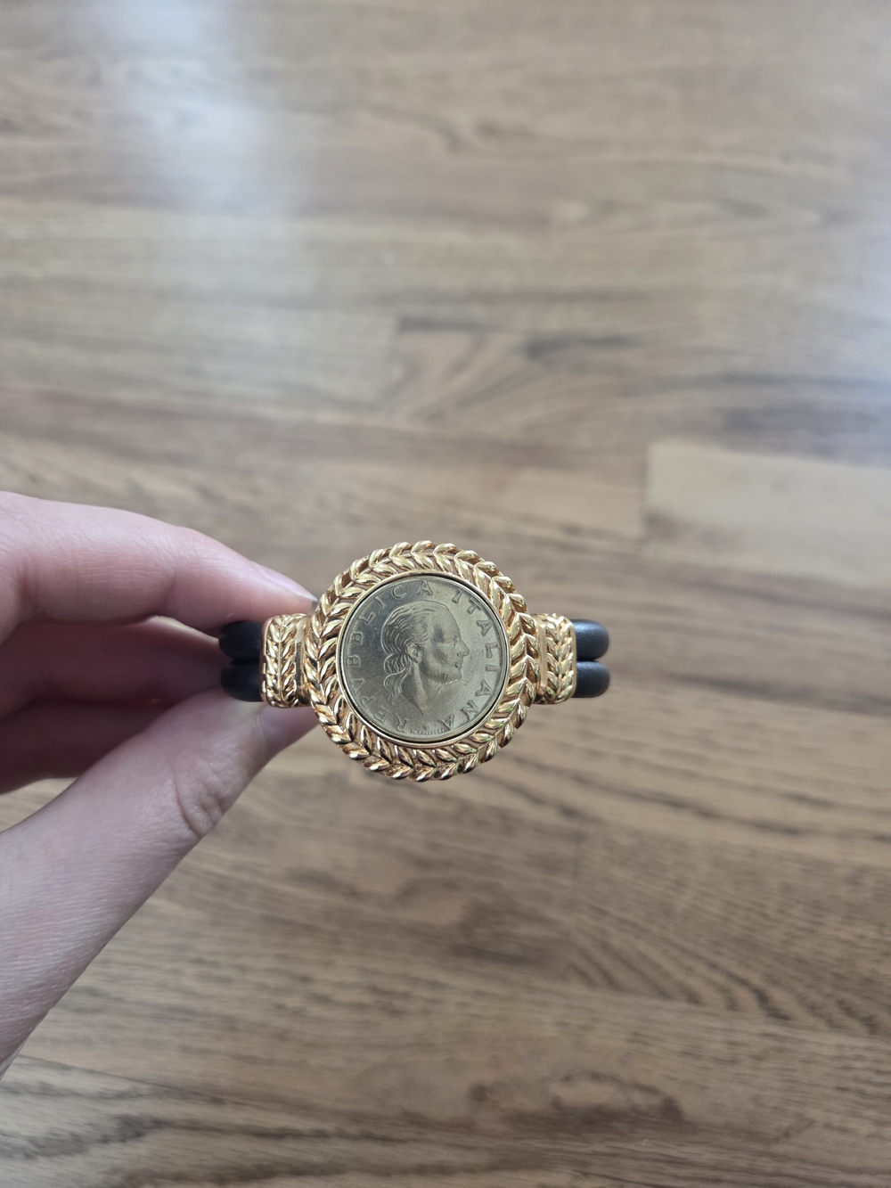 Bellezza Coin Magnetic Leather Braclet